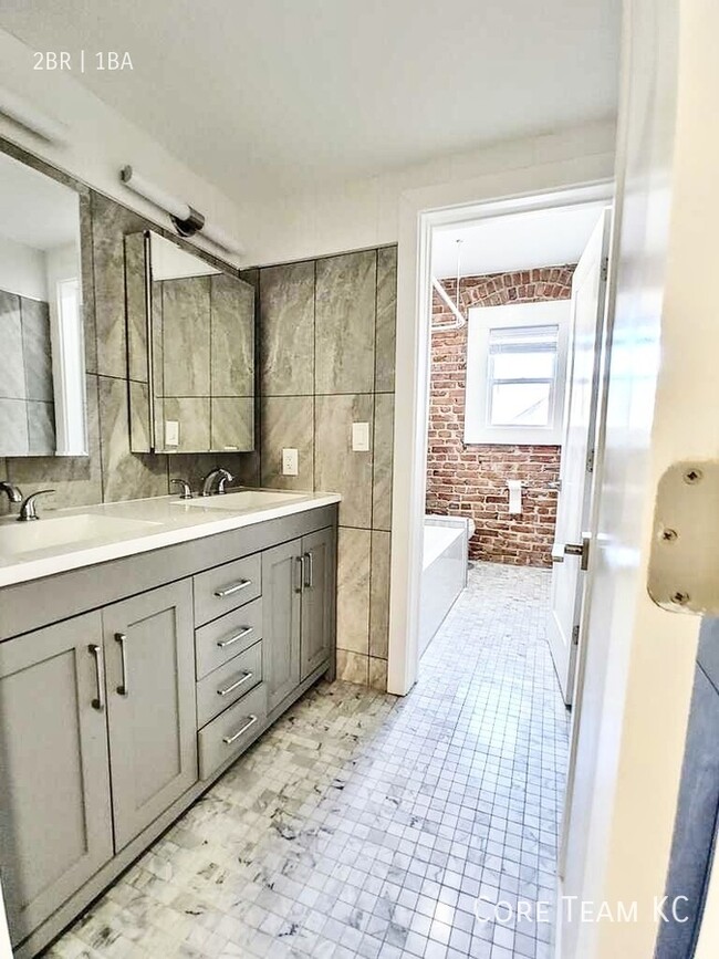 Building Photo - Renovated 2 Bedroom in Midtown w/ Private ...