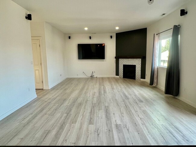 Building Photo - Bothell Home