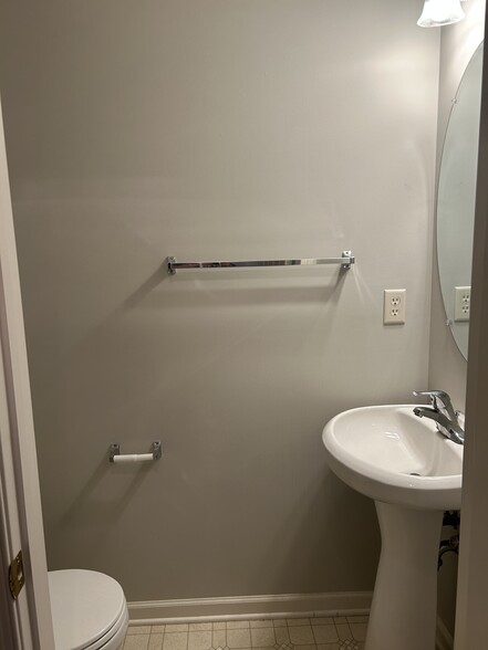 Building Photo - 2717 Foxshire Dr