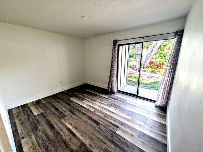 Building Photo - Annual UNfurnished renovated ground floor ...