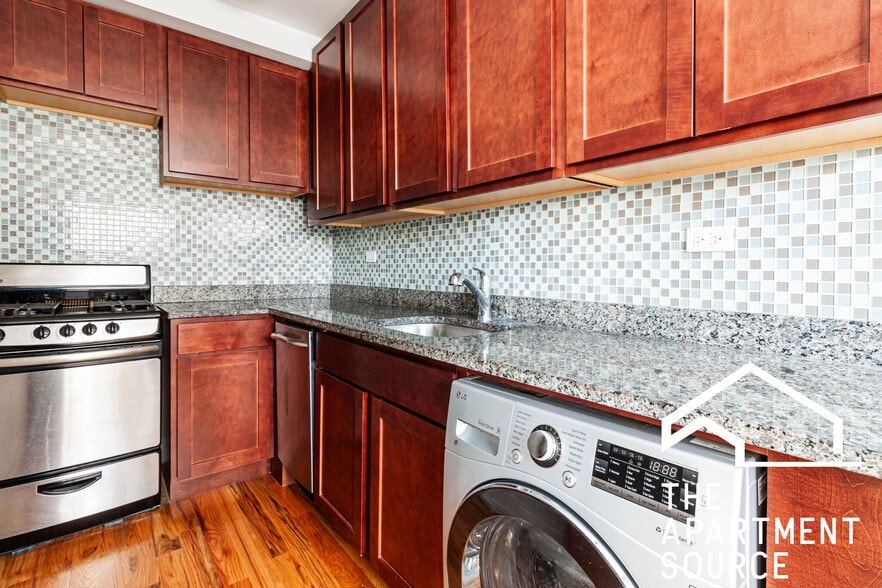 Building Photo - 560 W Arlington