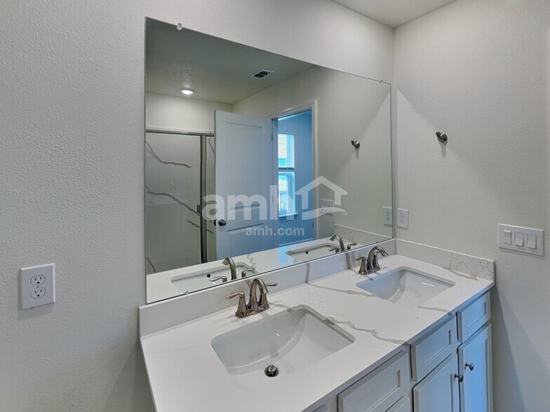 Building Photo - 5944 Pinewood Ests Dr