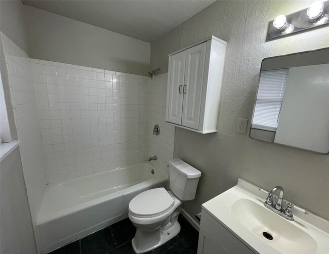 Building Photo - 905 La Salle Dr