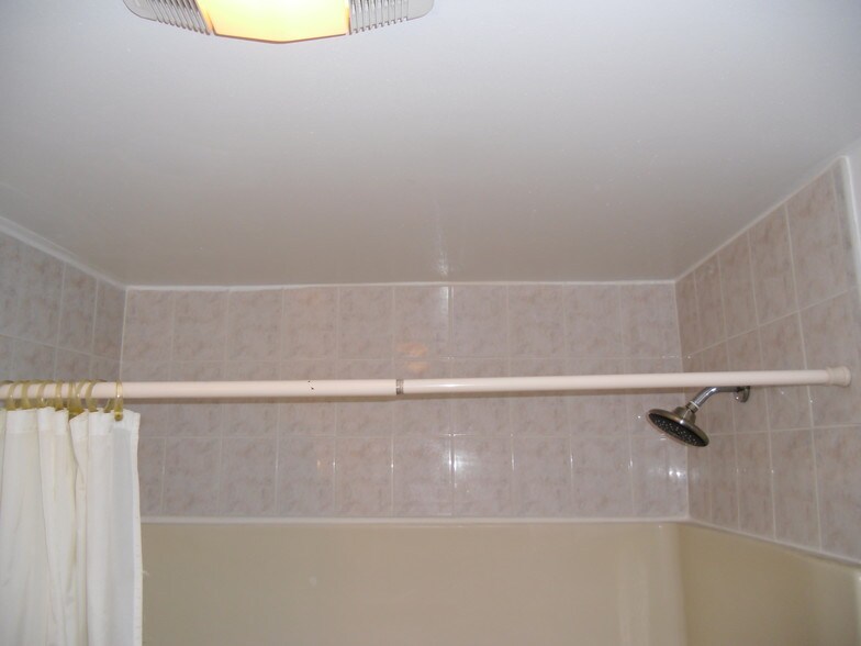 Building Photo - 31 Oaktree Dr