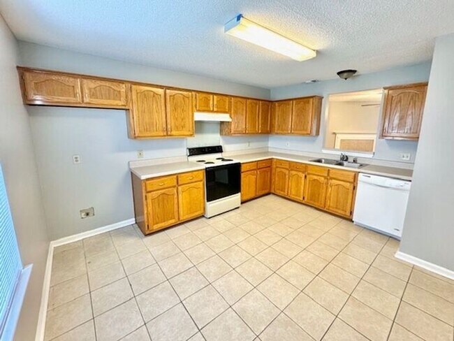 Building Photo - Perfect home for roommates within walking ...
