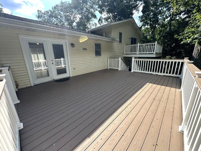 Building Photo - LEASE PENDING! 3-Bedroom Split Level in Peaceful Wooded Setting