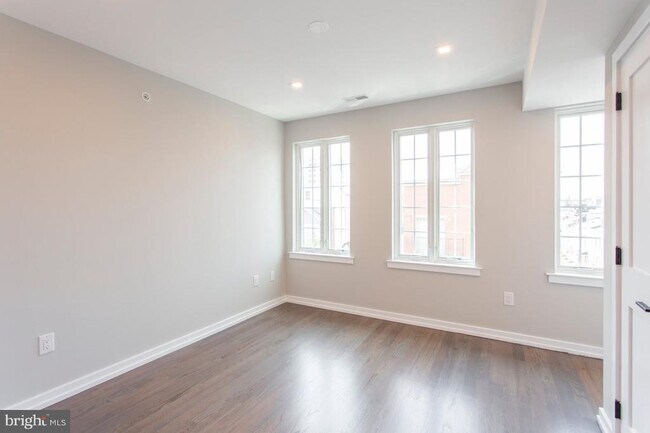 Building Photo - 1619 Bainbridge St