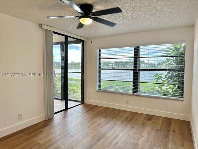 Building Photo - 202 Lake Pointe Dr