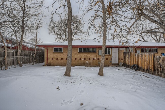 Building Photo - Newly Updated Duplex- Private fenced Yard-...
