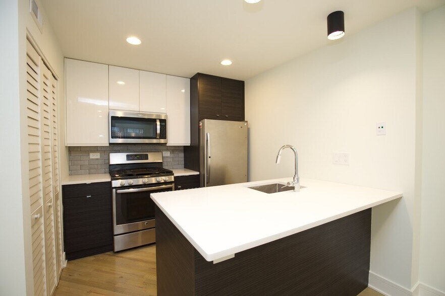 Building Photo - 843 W Grace St