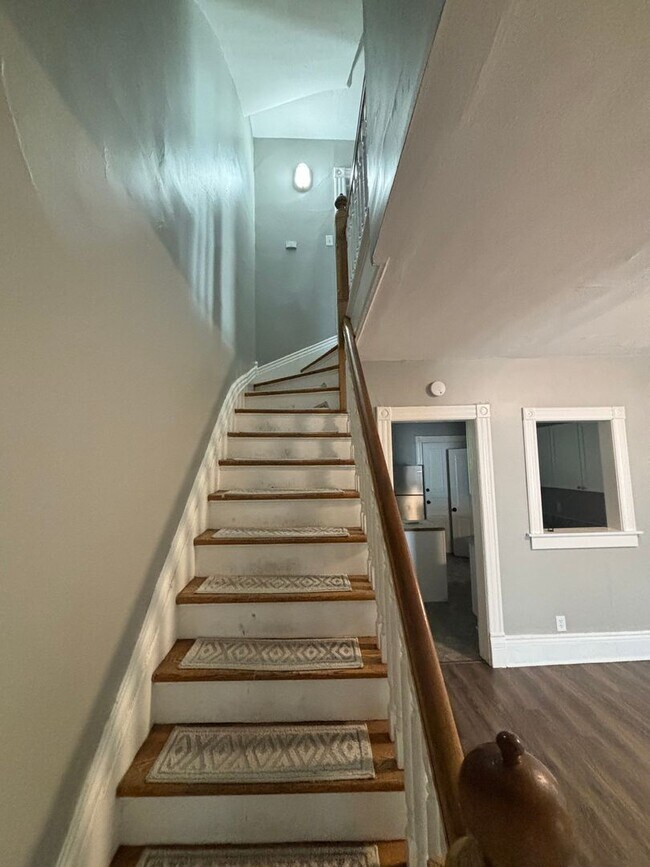 Building Photo - 916 E Lyon St