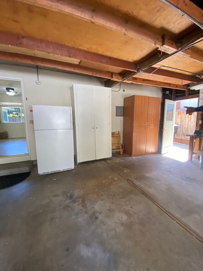Building Photo - Pleasanton Single Story House 4 bed/2 bath, Downtown next to Amador Valley High! Great Location