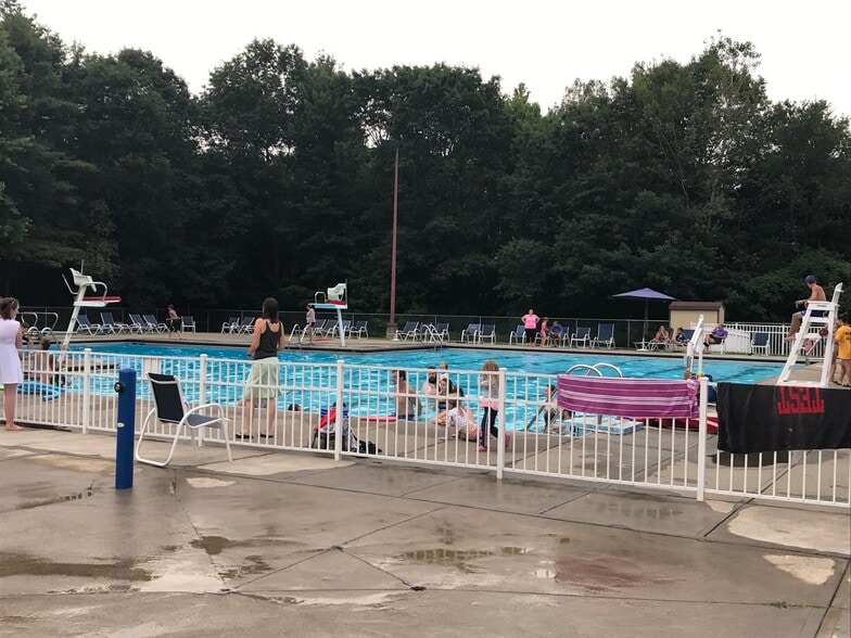 Building Photo - 6 Oakwood Ln