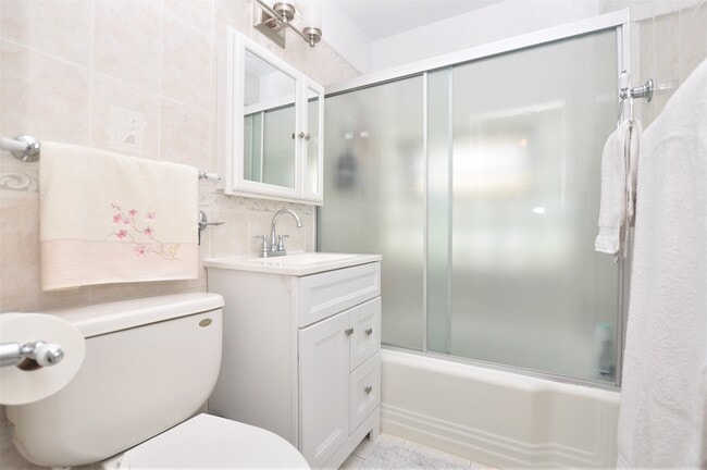 Building Photo - 2639 W Balmoral Ave