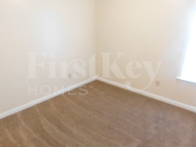 Building Photo - 2428 Green Glen Dr