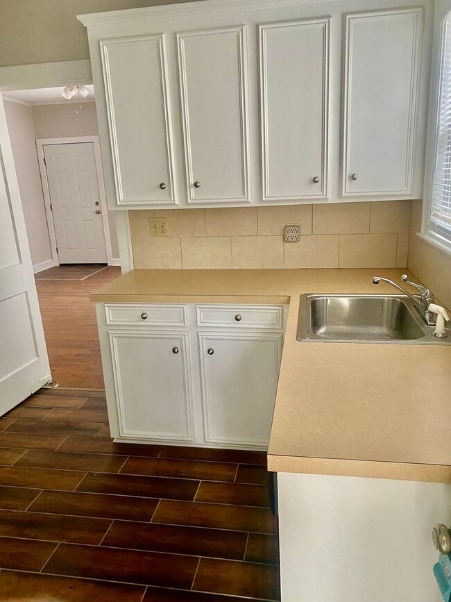 Building Photo - Charming 2-Bedroom Duplex for Lease – South Highlands