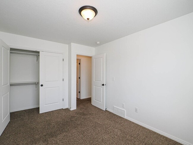 Building Photo - Beautiful 3-Bed, 2-Bath Townhome in Americ...