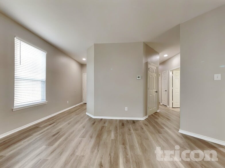 Building Photo - 9914 Hawk Village