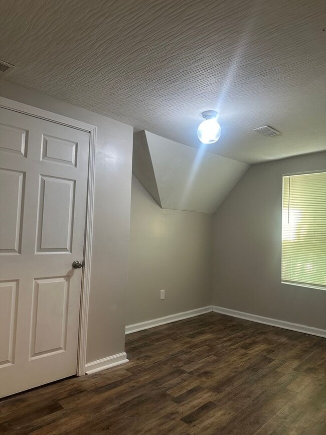Building Photo - 3 Bedroom 2 Bathroom House for Rent on the...