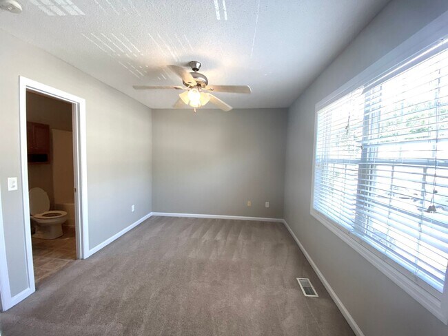 Building Photo - 2 Bedroom Townhome in Jacksonville