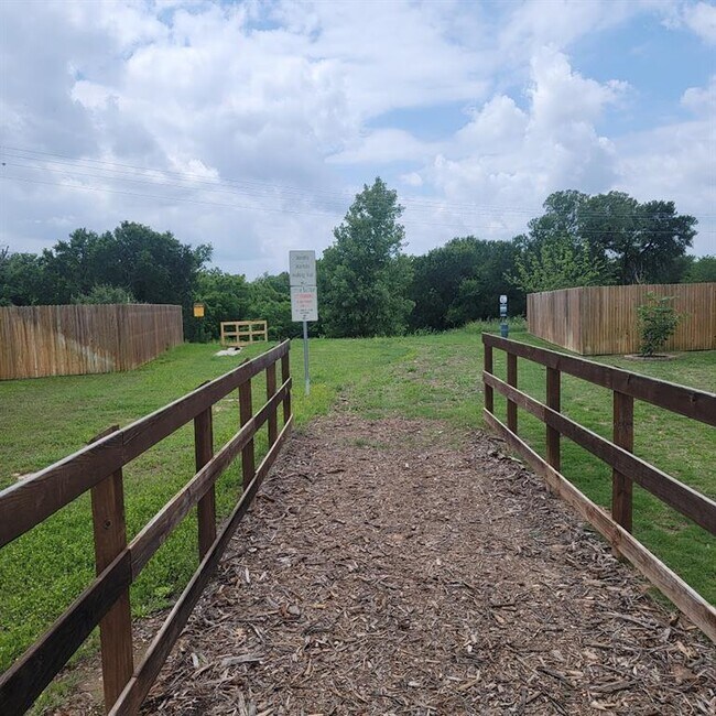 Building Photo - 127 Trailside Ln