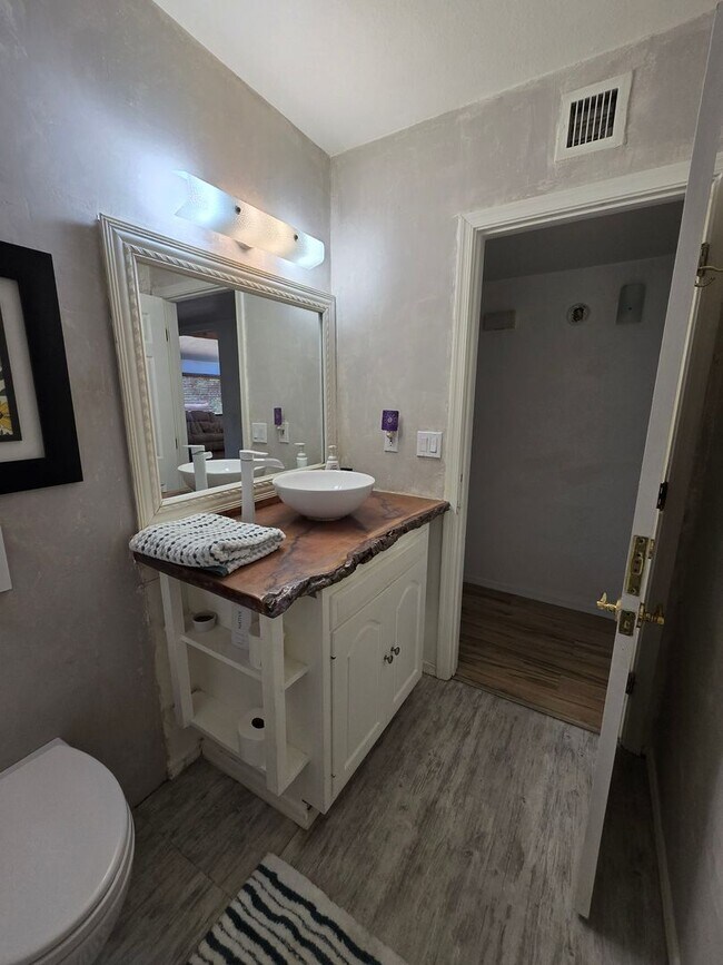 Building Photo - Furnished, 1-year long-term rental