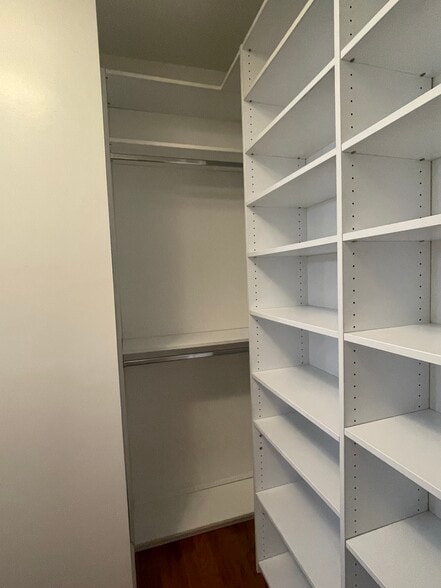 Walkin closet - 4551 Strutfield Ln