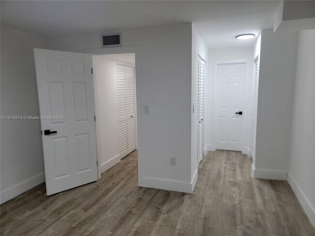 Building Photo - 9371 Fontainebleau Blvd
