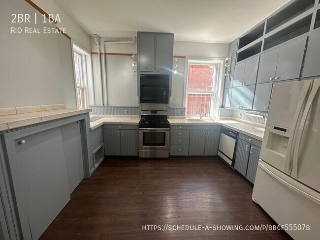 Building Photo - Stunning Two Bedroom Apartment With Victor...
