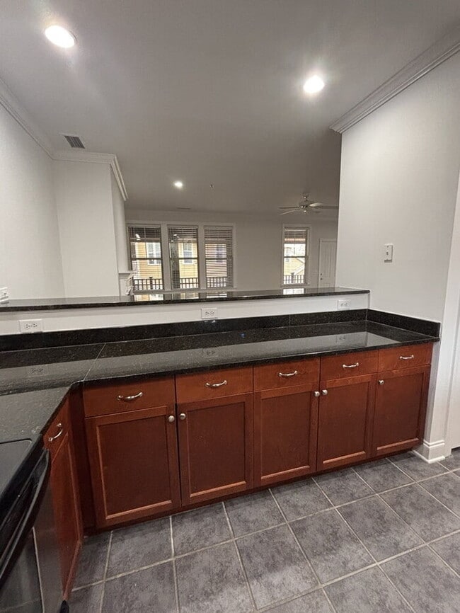 Building Photo - 5565 Colonial Chatsworth Cir