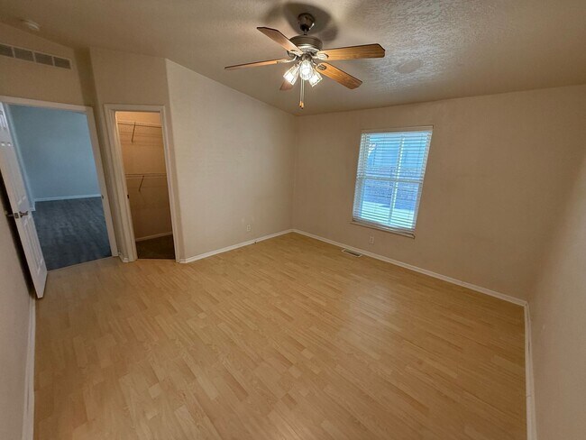 Building Photo - Move In Ready - Spacious Manufactured Home in Foothills!