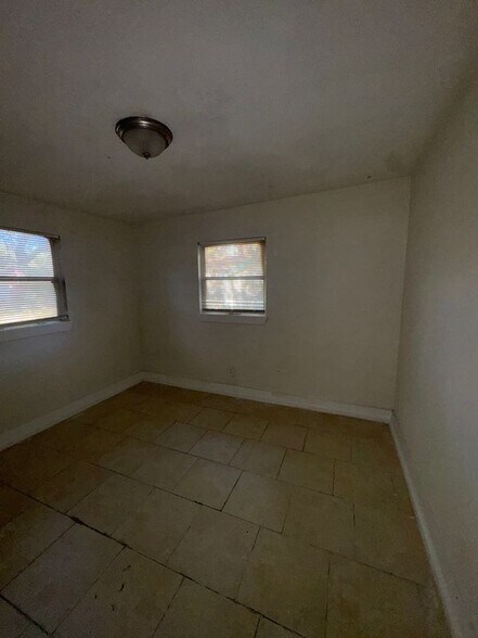 Building Photo - 1637 E 15th St