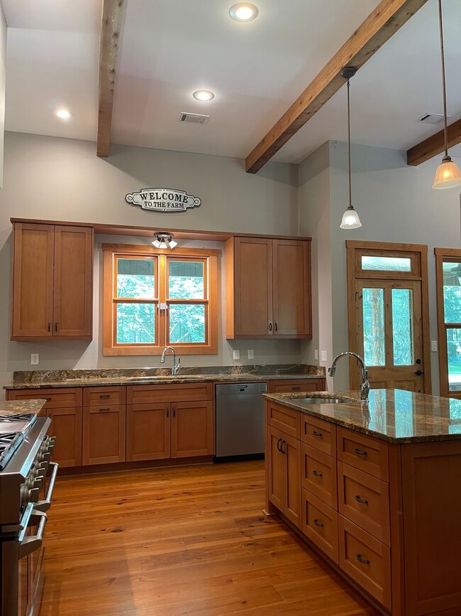 Building Photo - Charming 2 Bed, 2 Bath Custom Ranch on 5 P...