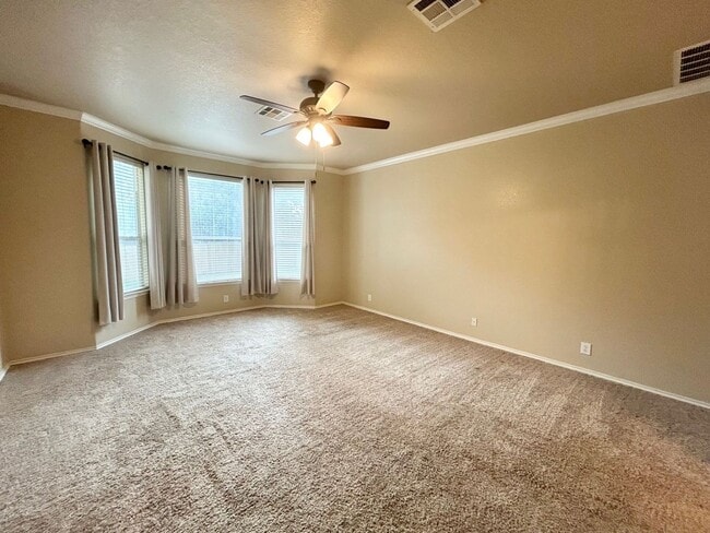 Building Photo - 4 Bedroom / 3.5 Bathroom beautiful house f...