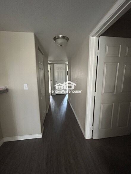 Building Photo - 970 N Sloan Ln