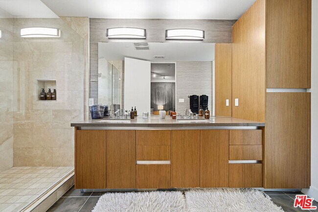 Building Photo - 5911 Saturn St