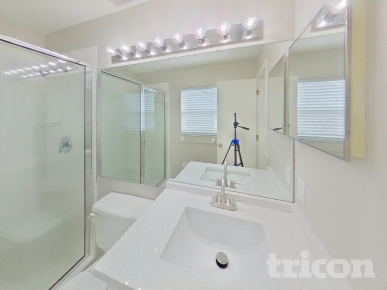 Building Photo - 233 Lakeway Ln