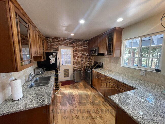 Building Photo - Bright Adorable Home in Incline! Dog Friendly