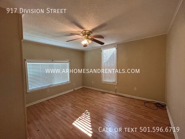 Building Photo - 917 Division Street | $850 | 2 beds, 1 ful...