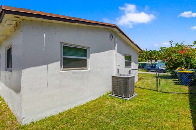 Building Photo - 2748 SW 46th Ct