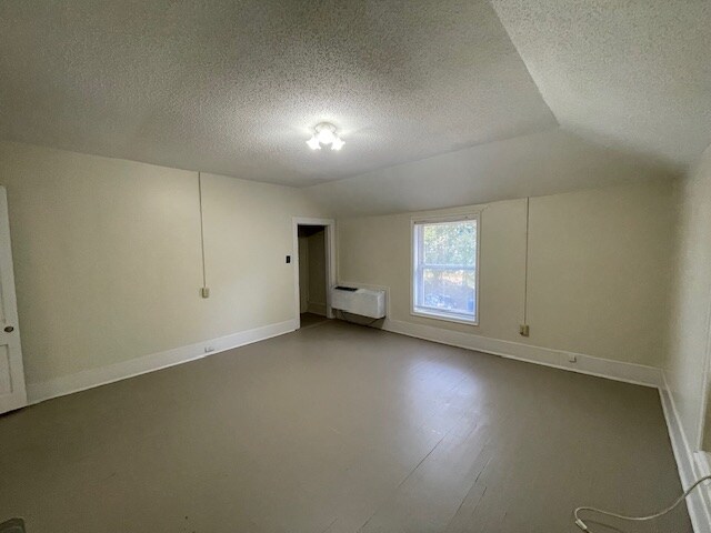 Building Photo - 300 Sortwell St