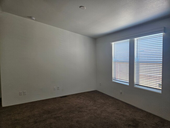Building Photo - Very cute 3 bed/2 bath manufactured home w...