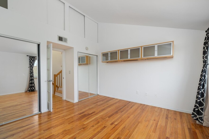 Building Photo - 743 10th St