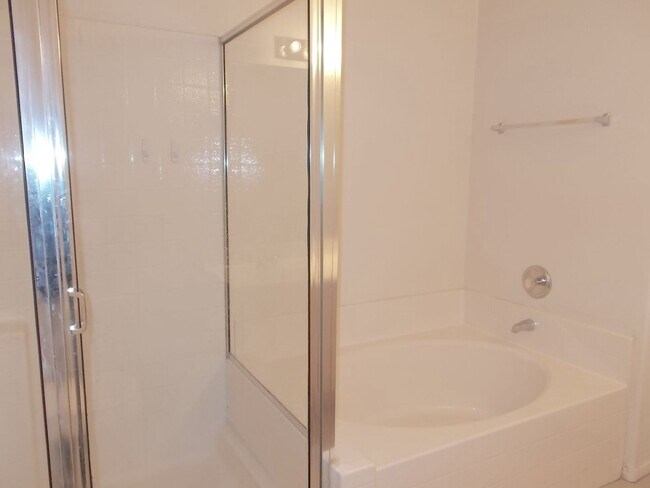 Building Photo - Beautifully Maintained Fully Furnished Home – Move-In Ready!