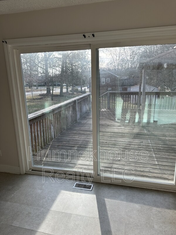 Building Photo - 1601 Grovewood Dr