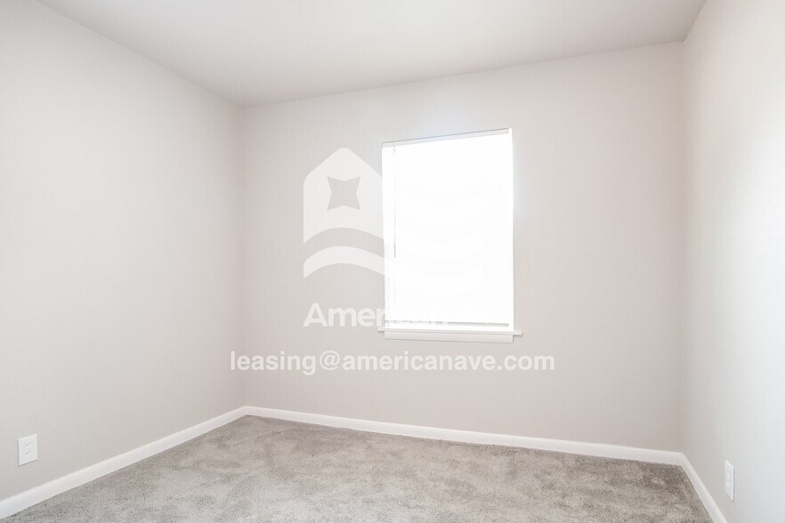 Building Photo - 9 E 49th Pl N