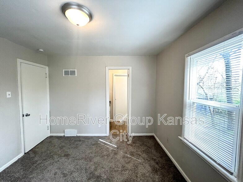 Building Photo - 1305 Oakley Ave