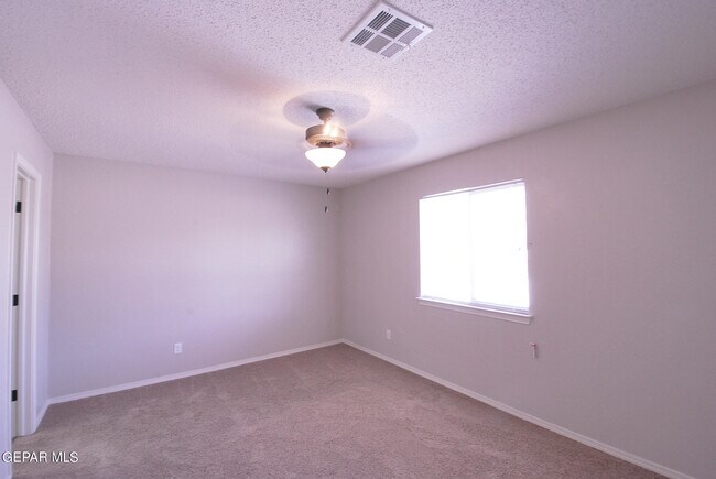 Building Photo - 610 Villas Del Valle Dr