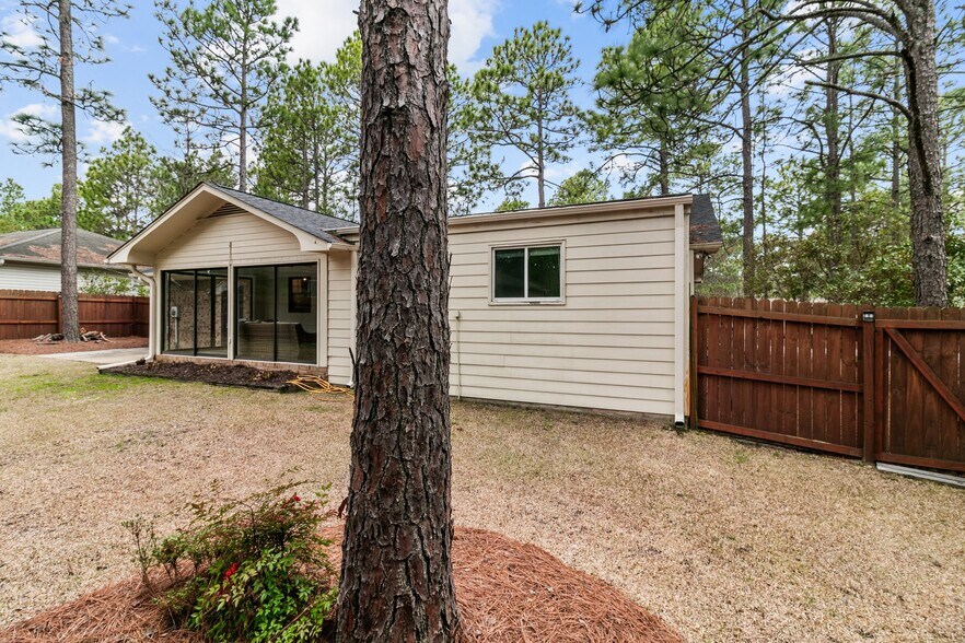 Building Photo - 1635 Longleaf Dr E