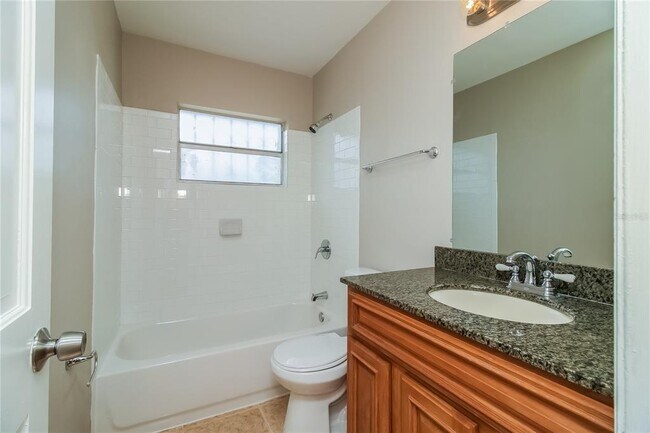 Building Photo - 804 Greenbriar Dr